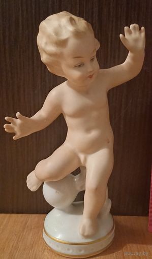 Фарфоровая статуэтка