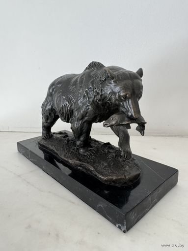 Скульптура Медведь с рыбой. Бронза. Франция XX в.