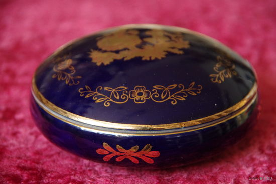 Шкатулка фарфоровая  ( диаметр 10,5 см , высота 4,5 см )   целая