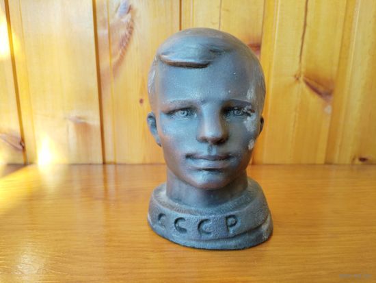 Бюст Ю. Гагарин.