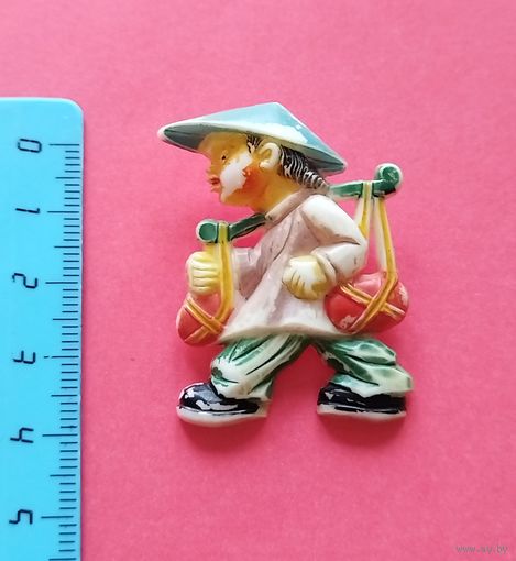 Симпатичная брошка. Пластик. С рубля. Без минимальной цены