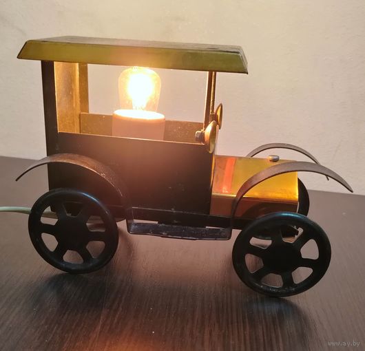 Винтажный советский настольный светильник - ночник в форме автомобиля . полностью в рабочем состоянии , вилка и выключатель имеются . размеры высота 14 ширина 18 см .
