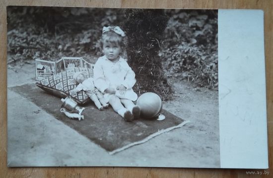Фото девочки с игрушками. 1928 г. 8х13 см
