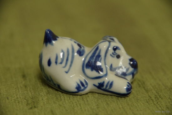 Статуэтка фарфоровая  " Собачка  "  длинна 5 см, высота 3 см   ( целая )