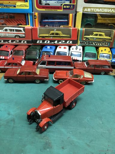 АМО Ф-15 полностью красного цвета, включая диски колёс. Арек, Казань в дополнении к саратовской линейке красного цвета розыгрыша днём раннее, Тантал, Агат, Саратов с рубля.