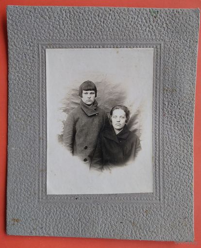 Фото 2-х женщин. 1930-е. На паспарту. 8.5х11.5 (15х18) см