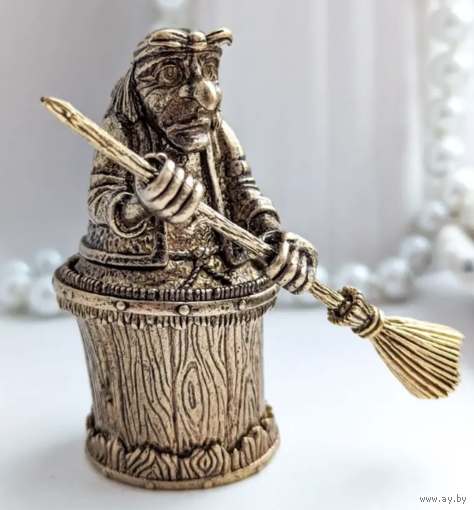 Статуэтка шкатулочка Баба Яга с метлой Бронза