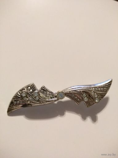 Брошь - бант винтажная. Стразы. Гравировка . Литьё.6,х 1,5 см