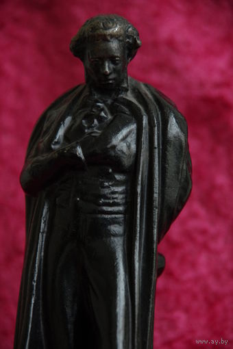 Статуэтка  " Пушкин "  ( Касли)   1987 г .  19,5 см