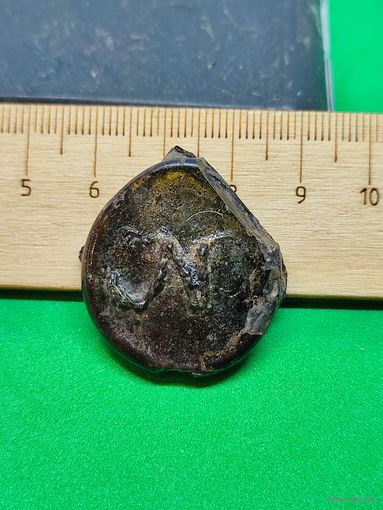 Осколок бутылки с вензелем.