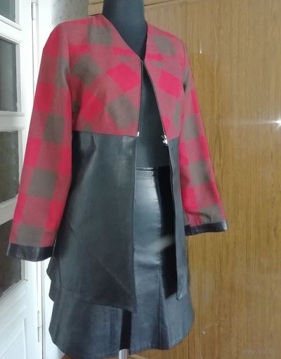 Комбинированный костюм из натуральной кожи лайки и ткани шотланкил(жакет и две юбки: из ткани и кожи), на подкладке,размер 42-44.