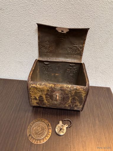 Старинный металлический сундучок (шкатулка) с навесным замком и декоративной пластиной.