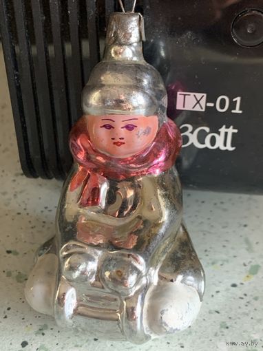 Винтажная ёлочная игрушка Мальчик на санках. Стекло СССР