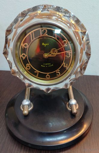 Винтажные механические настольные часы СССР Маяк в хрустальном корпусе , механизм 17 камней , заводятся идут , ТО часов не проводилось .