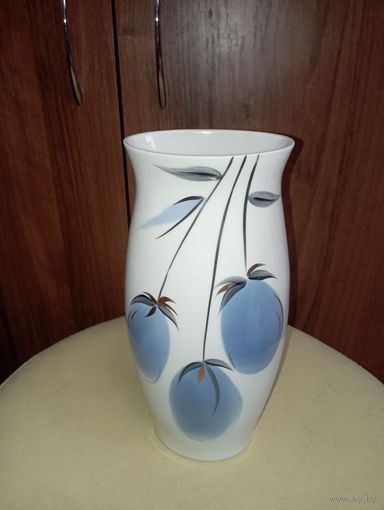 Фарфоровая ваза "Голубые плоды". Полонский ФЗ.СССР. 1956-1972 гг.22 см.