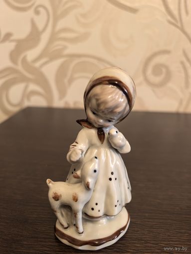 Европейский фарфор. Статуэтка Девочка с оленёнком. Германия.
