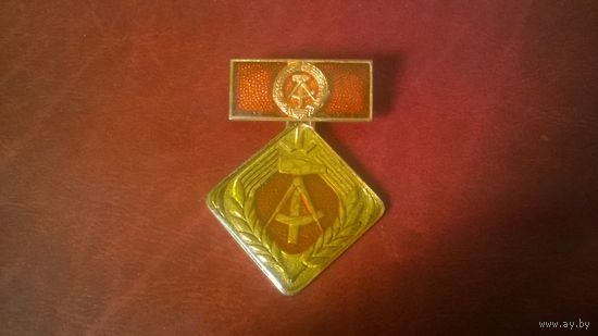 Знак ударника труда ГДР. Cоциалистический образ жизни требует социалистический способ работы. 1 место. (тяжёлый металл)