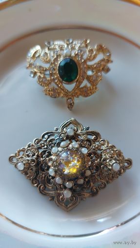 Броши с небольшими потерями цена за обе