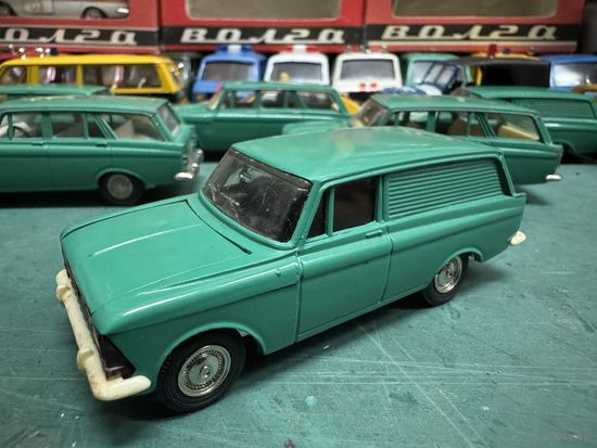 Москвич 433, цвет кипарис, редкий экземпляр с пластиком без хрома времен голодной Перестройки. Вечер четверга в зеленых, и не только, тонах. Ставим будильник на 22-00 и пополняем свои собрания!