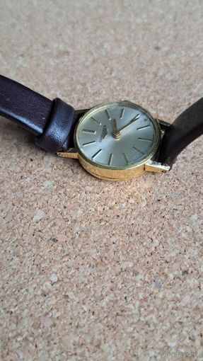 Золотые женские часы Longines.