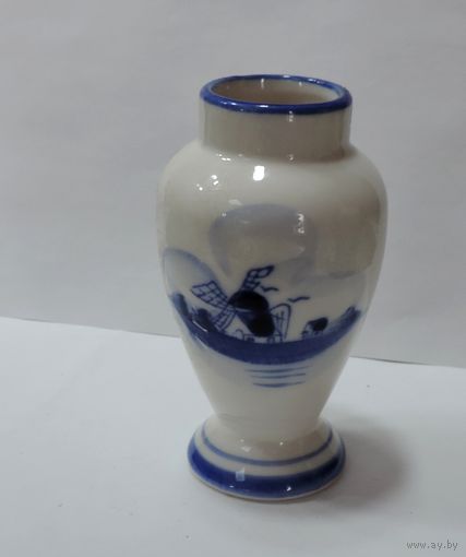 Вазочка фарфоровая 70-80-е годы Голландия. Высота 10.5 см.