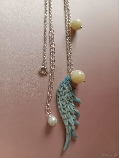 Подвеска с крылышком, ониксом и чешским жемчугом. Ручная работа
