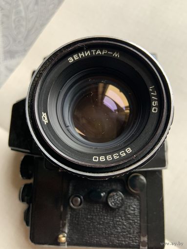 Редкий из-за объектива"  Зенит-19". Особенно ценился светосильный объектив "Зенитар-М" .Оснащен новейшим типом фокального затвора-аналог японского.