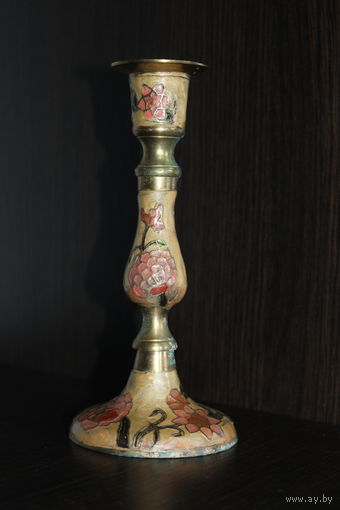 Латунный подсвечник с эмалевым, цветочным узором, на одну свечу.
