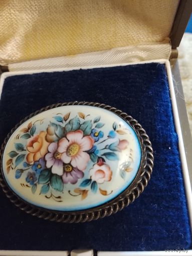 Брошь с финифтью.