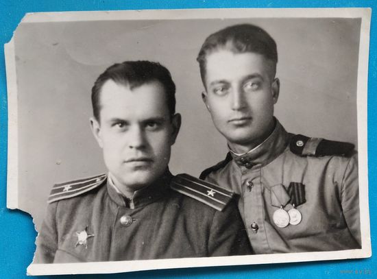 Фото двух военных с наградами. 8х11 см