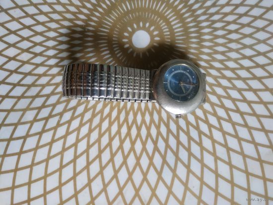 Часы наручные  с браслетом.Состояние на скане. В коллекцию,ремонт,на запчасти.