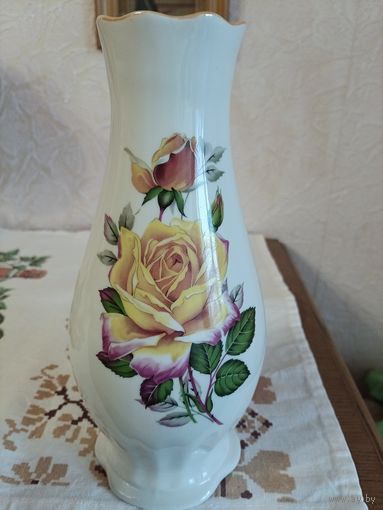 Ваза фарфоровая