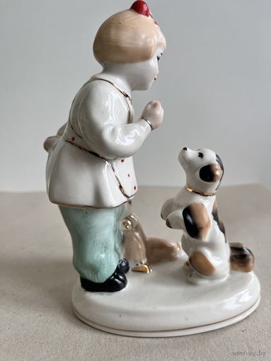 СТАТУЭТКА ФАРФОРОВАЯ "А НУ-КА ОТНИМИ ". 15*10*7 СМ. ЗХК ПОЛОННОЕ. 1 СОРТ. ОТЛИЧНОЕ СОСТОЯНИЕ.СМ. КЛЕЙМО,ФОТО И ОПИСАНИЕ.