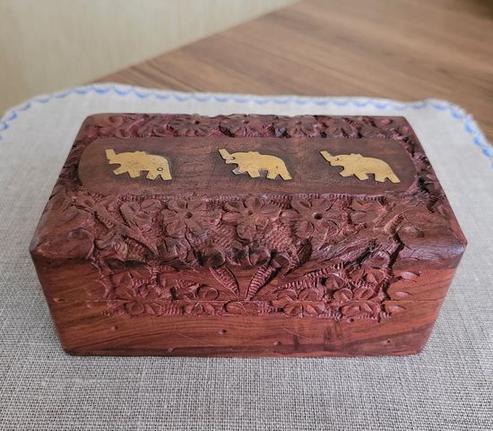 Шкатулка, резьба по дереву, инкрустация латунь, Индия.