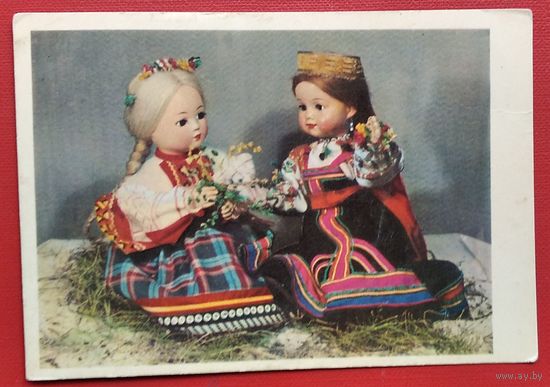 Спасская Р. Плетение венков. Куклы в народных костюмах Рязанской и Курской областей. 1964 г. Чистая.