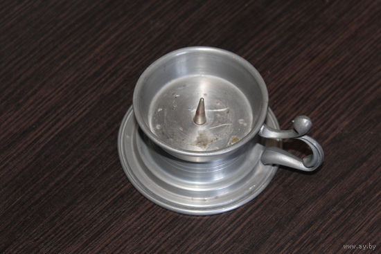 Металлический, переносной подсвечник на одну свечу.