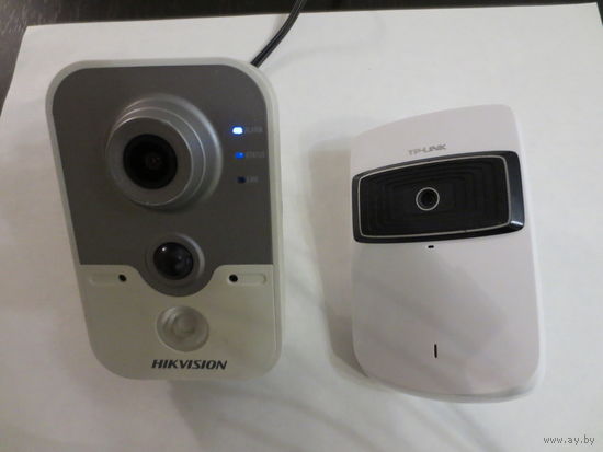 Камеры, 2 шт., HIKVISION и TP-LINK. Рабочее состояние. Подзарядное устройство - 1 штука, подходит к обеим камерам.