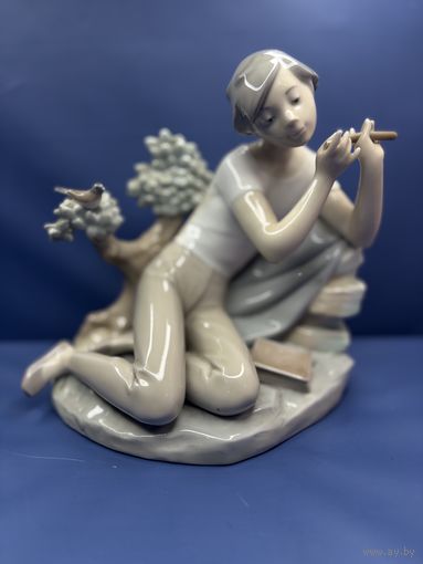 Статуэтка Девушка с флейтой и книгой Урок игры на флейте Фарфор, подглазурная роспись. 1980-е г. Испания. Клеймо: Фабрика LLADRO