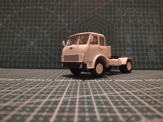 Масштабная модель МАЗ-5429 Седельный тягач Масштаб 1/43 Наш автопром