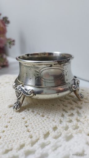 Серебряная солонка на красивых ножках. Гравировка