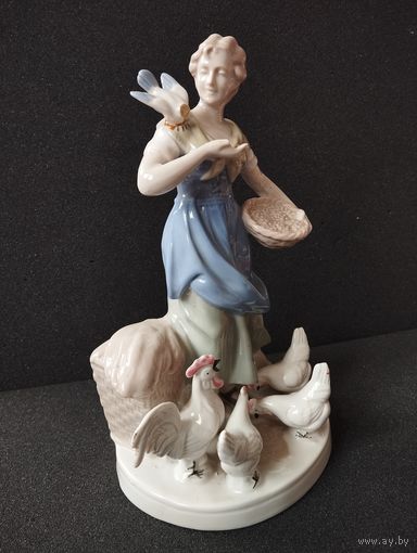 Статуэтка фарфоровая Девушка кормит кур, высота 23.5 см. Германия