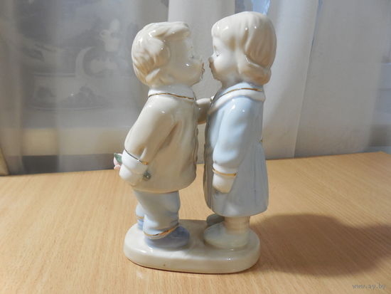 Фарфоровая статуэтка " Мальчик с девочкой"