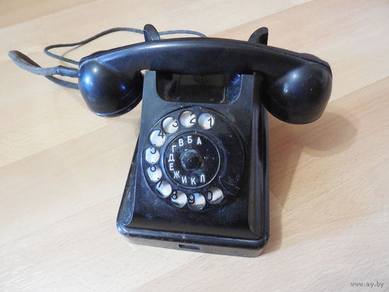 Старый телефон.