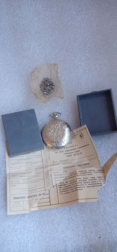 РЕДКОСТЬ  ЧАСЫ МОЛНИЯ НОВЫЕ В КОРОБКЕ С ЦЕПОЧКОЙ 1991 ГОД КАРМАННЫЕ СССР СОСТОЯНИЕ !!!  НА ХОДУ.  Распродажа Коллекции !!! .Экспресс  Аукцион  не С 1 Рубля  .Много лотов в продаже .