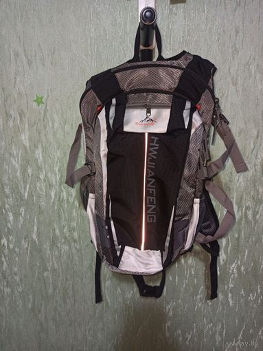 Рюкзак спортивный, велорюкзак на 18 литров. Отделение для питьевой системы; сетка сумка для шлема; внешний боковой карман и кармашек для мелочи. Влагозащитный; светоотражающие элементы. Премиум качест