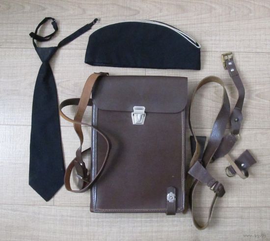 Все лоты с рубля.Вещи офицера ВМФ СССР,пилотка,галстук,планшет,портупея .
