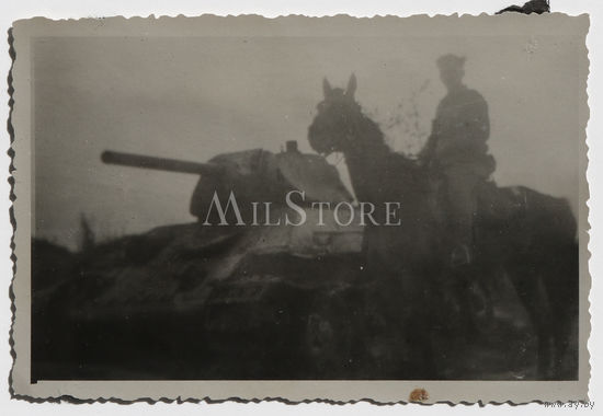 Подбитый советский средний танк Т-34-76, немецкий всадник.