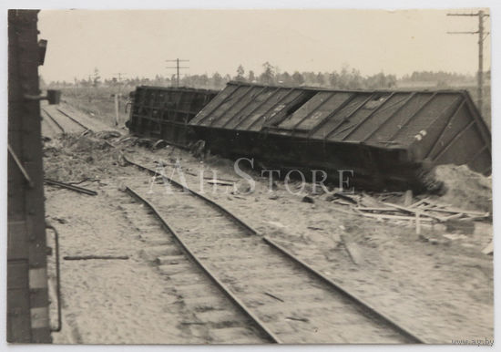 Партизанская война. Подорванные рельсы и спущенный под откос немецкий поезд.