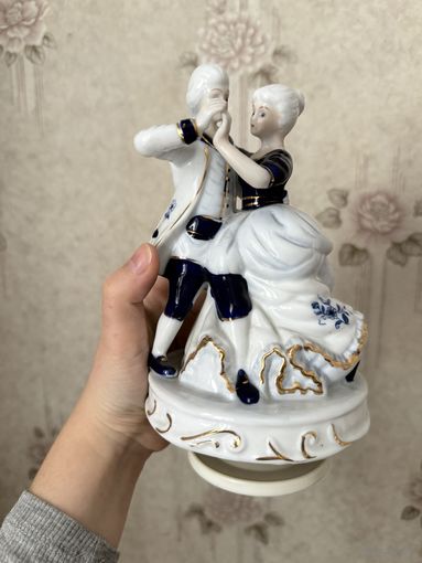 Танцующая пара фарфор