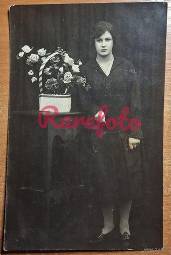 1920-е Открыточный формат дама с цветами студийное фото типажи ретро